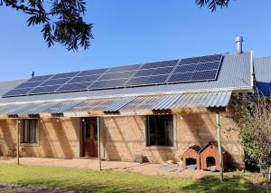 格拉罕镇Seven Fountains Farm的顶部设有太阳能电池板的房子