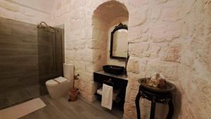 AcırlıAslanbey Konağı Butik Otel的一间带水槽、卫生间和镜子的浴室