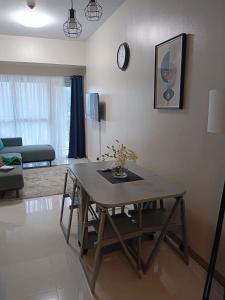 马尼拉Le Maisse Executive Studio 1BR opp Okada的客厅配有桌子和沙发