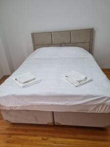 阿塔库姆Erdem Apartment的一张带白色床单和白色毛巾的床