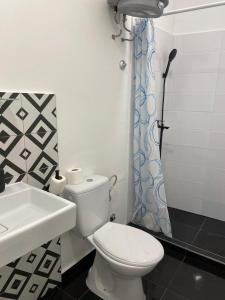 维斯Apartment Ana的浴室配有白色卫生间和盥洗盆。