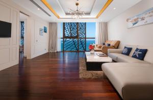 岘港岘港曼迪拉海滩酒店的客厅配有沙发和桌子
