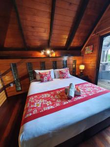 穆里Sokala Villas的一间带一张大床的卧室,位于带木墙的房间