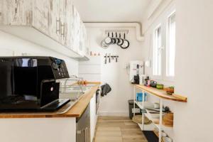 塞萨洛尼基Lovely small (parterre) apartment in Thessaloniki的厨房配有笔记本电脑的台面