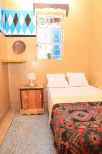 NyahururuNyahururu Highlands Heaven -BnB的一间卧室设有两张床和窗户。