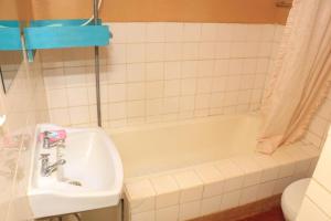 NyahururuNyahururu Highlands Heaven -BnB的浴室配有盥洗盆和浴缸。