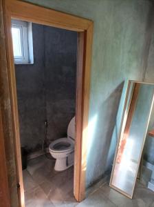 森莫诺隆Sumeru的一间带卫生间和镜子的浴室
