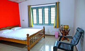 奇克马格尔GiriDarshini Homestay - Pool, Falls, 3BH, Home Food & Estate的一间卧室设有一张床、一个窗口和一把椅子