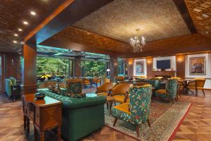 帕哈尔加姆Welcomhotel by ITC Hotels, Pine N Peak, Pahalgam的带沙发和椅子的大堂以及酒吧