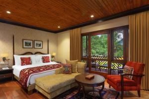 帕哈尔加姆Welcomhotel by ITC Hotels, Pine N Peak, Pahalgam的一间带大床的卧室和一个阳台