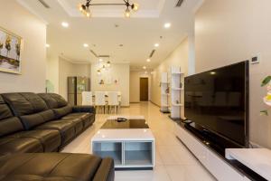 胡志明市Landmark Plus - Vinhomes AirBnb的带沙发和平面电视的客厅
