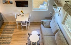 GnisvärdBeautiful Home In Gotlands Tofta With Kitchen的客厅配有沙发和桌子