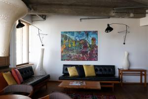 哥本哈根玛农勒斯套房古斯米登酒店的客厅配有沙发和墙上的绘画