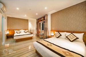 胡志明市Felix Hotel的一间酒店客房,房间内设有两张床