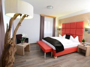 马尔克泰登费尔德罗文佳尔尼兰德古特酒店的酒店客房,设有床铺和红色床头板