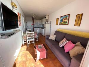美洲海滩Torres del Sol的客厅配有沙发和桌子