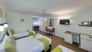 库纳巴拉布兰Azalea Motel的一间酒店客房,设有两张床和电视