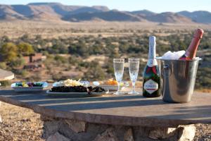 DuwisibDuwisib Guest Farm的一张桌子,上面有香槟和盘子,还有玻璃杯