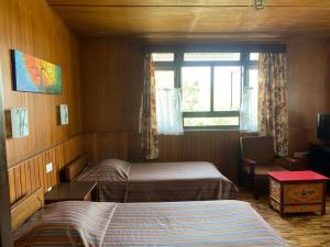 甘托克Mintokling Guest House的酒店客房设有两张床和窗户。