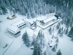 亚霍里纳Hotel Rajska dolina Jahorina的天空中白雪覆盖的建筑