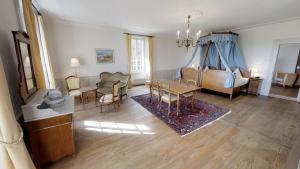 Sankt Petersinsel圣彼得半岛修道院酒店的客厅配有桌子和沙发