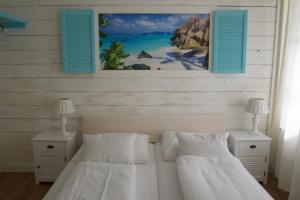杜塞尔多夫哈姆酒店的卧室配有两张床,墙上挂着蓝色百叶窗