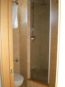 塔拉戈纳MR酒店的一间带卫生间和玻璃淋浴间的浴室