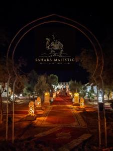 梅尔祖卡Sahara Majestic Luxury Camp的夜间Sikharma musket Institute的标志