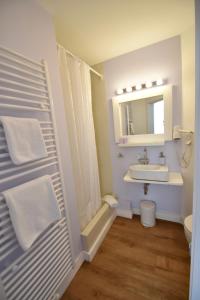 杜塞尔多夫哈姆酒店的一间带水槽、卫生间和镜子的浴室