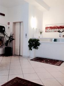 里米尼奥费莉亚卡尔公寓式酒店的墙上有植物走廊的房间