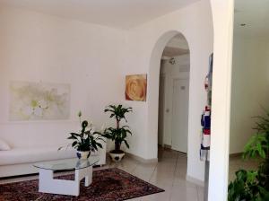 里米尼奥费莉亚卡尔公寓式酒店的客厅配有白色的沙发和桌子