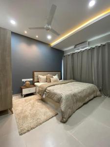 班珠尔Modern 2-bedroom unit with pool and beach access的一间卧室配有一张床和吊扇