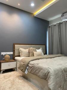班珠尔Modern 2-bedroom unit with pool and beach access的一间卧室配有一张大床和一个床头柜