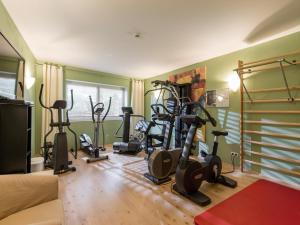 布里克森谷地霍普夫加尔滕玛格雷特乡村酒店的健身房,室内配有几辆健身自行车