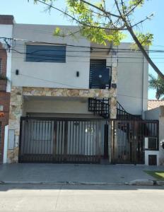 圣达菲Excelente Departamento a 10 cuadras de Bv的一座房子,设有大型车库和大门
