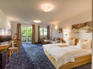 布里克森谷地霍普夫加尔滕玛格雷特乡村酒店的酒店客房设有一张大床和一张书桌。