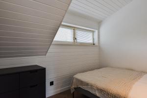 普雷拉Fisheria Apartamentai的一间卧室设有一张床和一个窗口