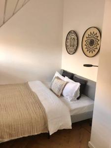 普雷拉Fisheria Apartamentai的卧室配有一张床,墙上挂着一个钟