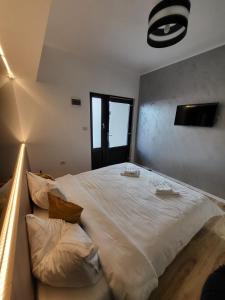 DiviciCasa Mina Divici的卧室配有带枕头的大型白色床