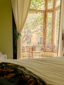 巴塞罗那巴塞罗那住宿艺术宾馆的一间卧室设有一张床和一个大窗户