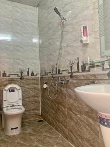 大叻Mi Casa Homestay的带淋浴、卫生间和盥洗盆的浴室