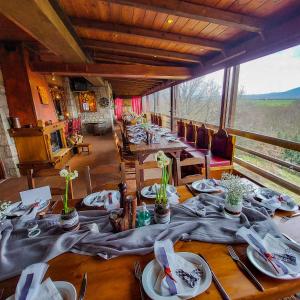 MariolátaMetohi的长长的用餐室,配有带盘子和餐巾的长桌