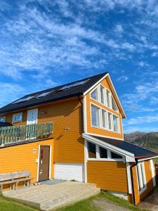 StaveStave Camping & Hot Pools的屋顶上设有太阳能电池板的房子