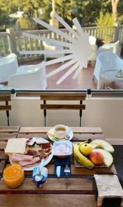 卡尔达斯·德·雷斯Albergue As Pozas Termais的一张木桌,上面有食物