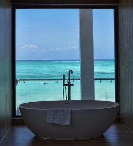 南威Safira Blu Luxury Resort & Villas的海景客房内的浴缸