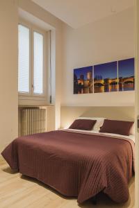 维罗纳圣尼科洛3号公寓的一间卧室设有一张大床和两个窗户。