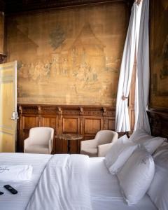 根特Heirloom Hotels - The Mansion的一张带两把椅子的床和墙上的一幅画