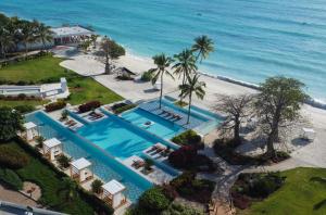 南威Safira Blu Luxury Resort & Villas的享有度假村和海滩的空中景致