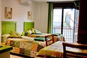 瓜达卢佩米拉于斯特旅游公寓 的一间卧室设有两张床和一个美景窗户。