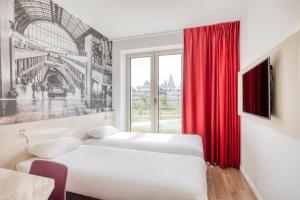 安特卫普B&B HOTEL Antwerpen Zuid的酒店客房设有床和窗户。